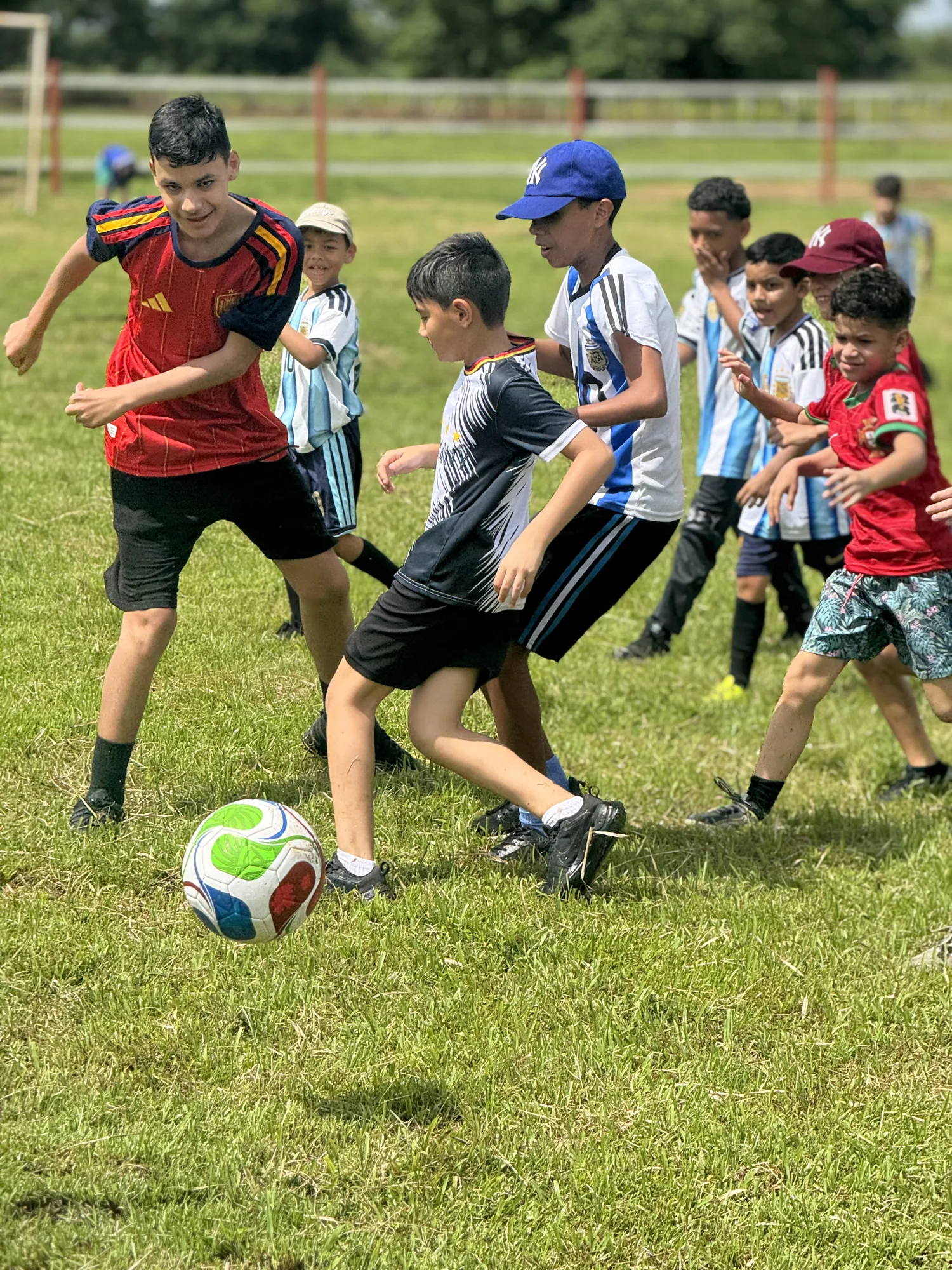 Niños compartiendo una actividad deportiva al aire libre con Cappi Xtremo